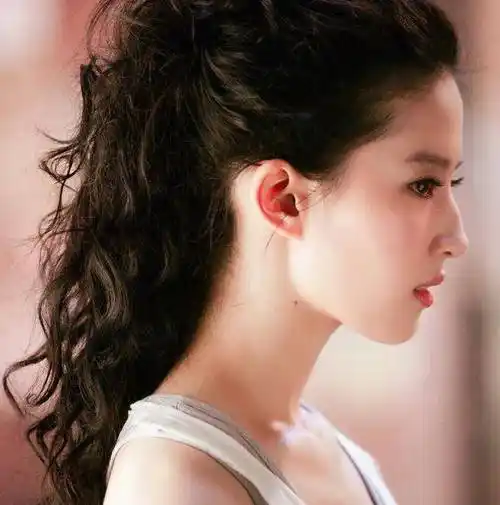 茜茜侧脸完美而且立体,高颅顶高贵美艳.