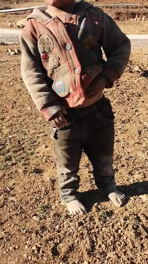 贫困山区孩子赤脚雪地玩耍,大凉山贫困山区学校胡秋根老师视频-影视综