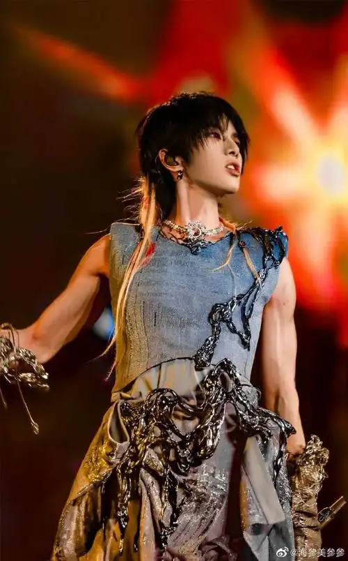 可以在哥哥的肌肉上荡秋千@华晨宇yu#华晨宇说马嘉祺是很大的惊喜