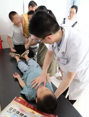 儿科 儿科郑隽姝副主任医师正在给小朋友做检查.