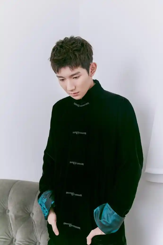 王源穿龙纹唐装彰显古典韵味清爽寸头衬儒雅绅士气质