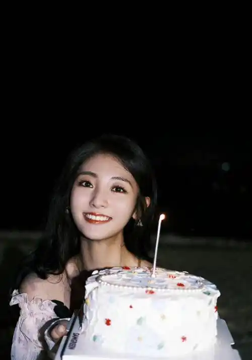 邢菲海滩烛火生日大片_蛋糕_少女_模样