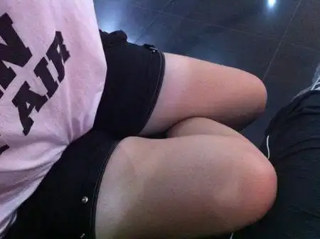 请问一下我女朋友有点胖,但是两个腿之间还是有缝隙,请问一下是不是