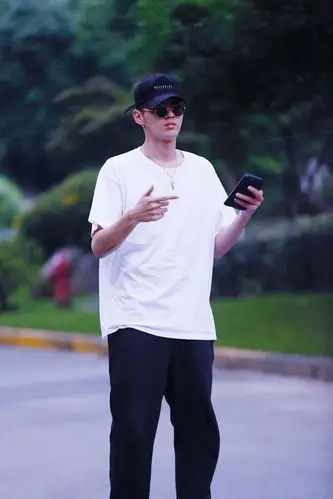 吴亦凡白t黑裤简单时尚街拍写真