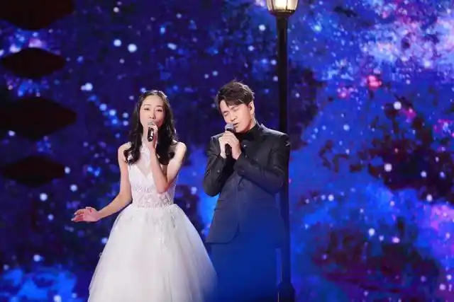 韩雪戴黑超气质超a,一身绿色风衣叠穿红棕色衬衫,这颜值我爱了