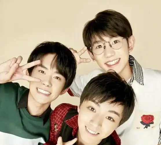 王俊凯王源易烊千玺十周年的生日蛋糕倒塌饭圈内外讨论引热议