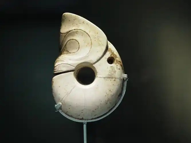 新石器时代红山文化玉玦形龙辽宁省博物馆藏