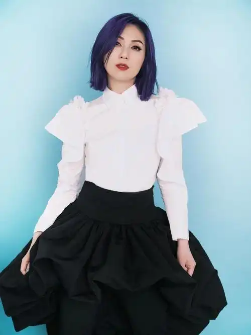 杨千嬅白色衬衫搭配黑裙,身处于光影之中,意境十足.