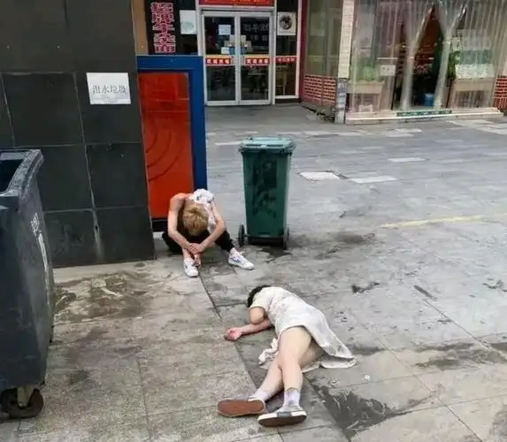 子到底是经历了什么事情,才喝得烂醉如泥,直接就在垃圾桶旁边睡着了