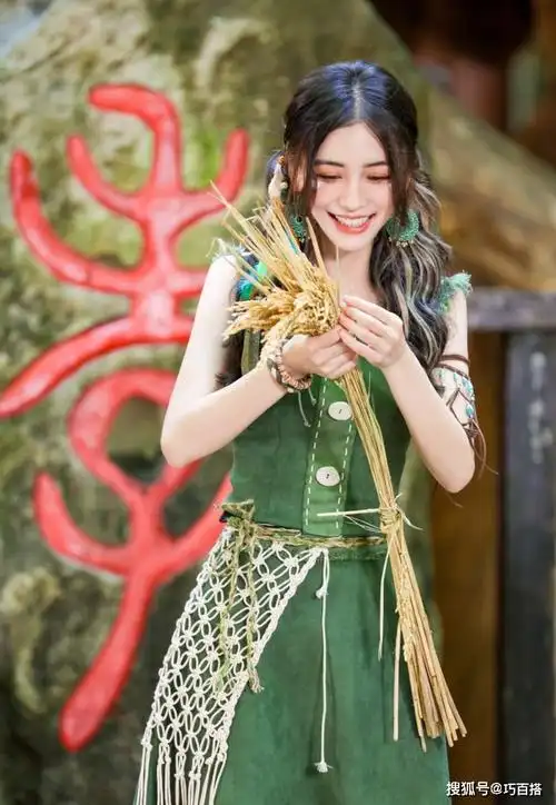 angelababy成为《跑男》焦点,腰系草绳也能这么美,颜值依旧能打