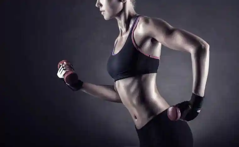 椅子上跷二郎腿的健身女孩