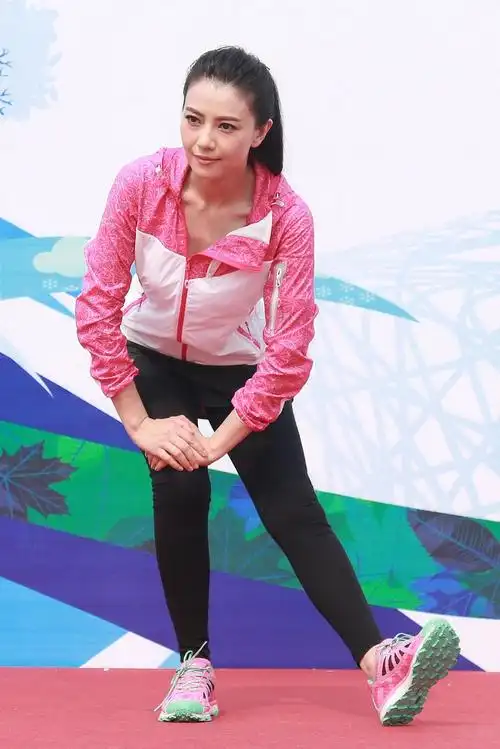 高圆圆来啦!女神穿起运动装大战高温,也是美美哒!