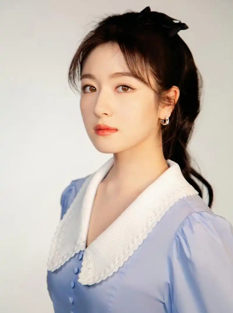 李兰迪梳高马尾拍摄宣传片,一袭蓝色泡泡袖公主裙散发阳光青春感,科班