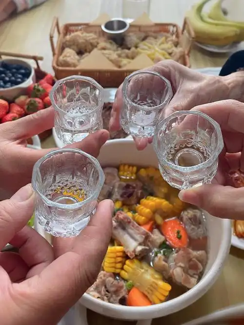 郎牌特曲为喜聚干杯