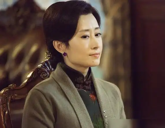 刘敏涛素颜现身机场,手里不忘拿着剧本|电视剧|伪装者_网易订阅