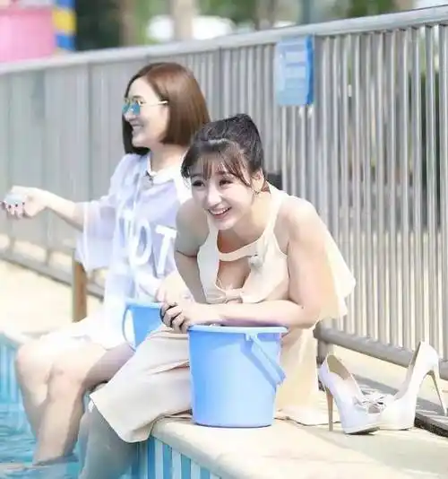 柳岩再现魔鬼身材,泳池照让直男们看懵,美丽背后的自律令人敬佩_女神