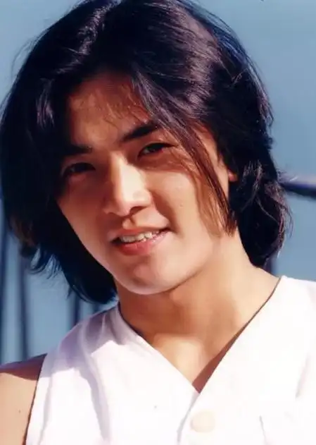 56岁郑伊健被偶遇,皮肤下垂胡子拉碴身材大变样,太像古惑仔了