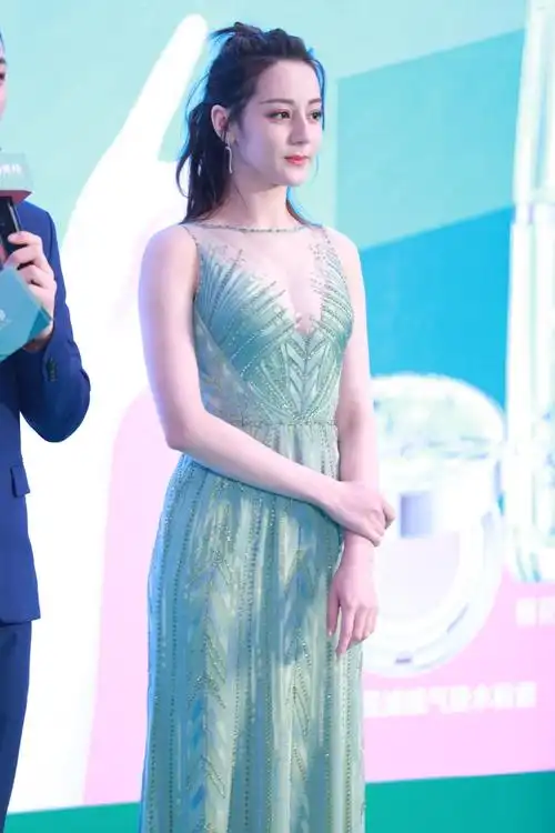 喷鼻血热巴穿深v长裙勾勒完美身形