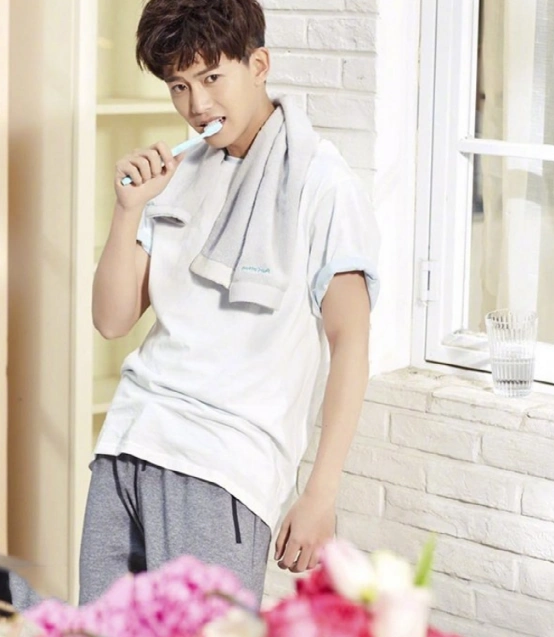 晒晒任嘉伦住的豪宅,家里设计很干净,连像样的家具都没有