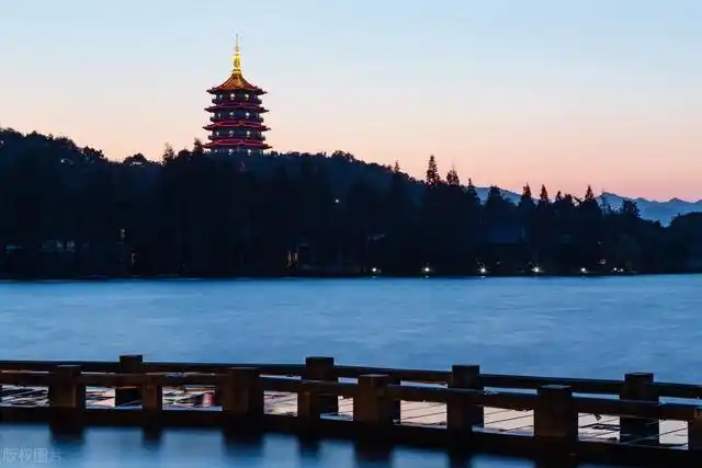 杭州是中国著名的历史文化名城,也是一个拥有优美自然风景的城市.