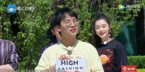 看何穗对蔡徐坤的软甜,才懂女生遇年下男真的会娇