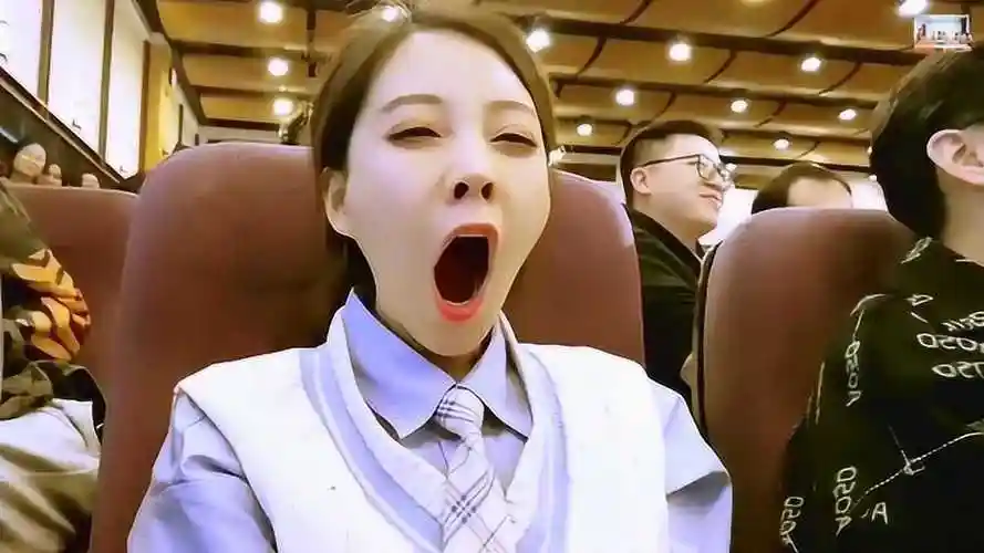 冯提莫参加辩论节目陈铭发言狂打哈欠水友关注的点她没扁桃体