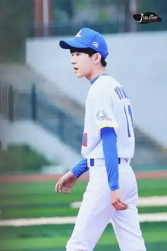 易烊千玺!棒球服!