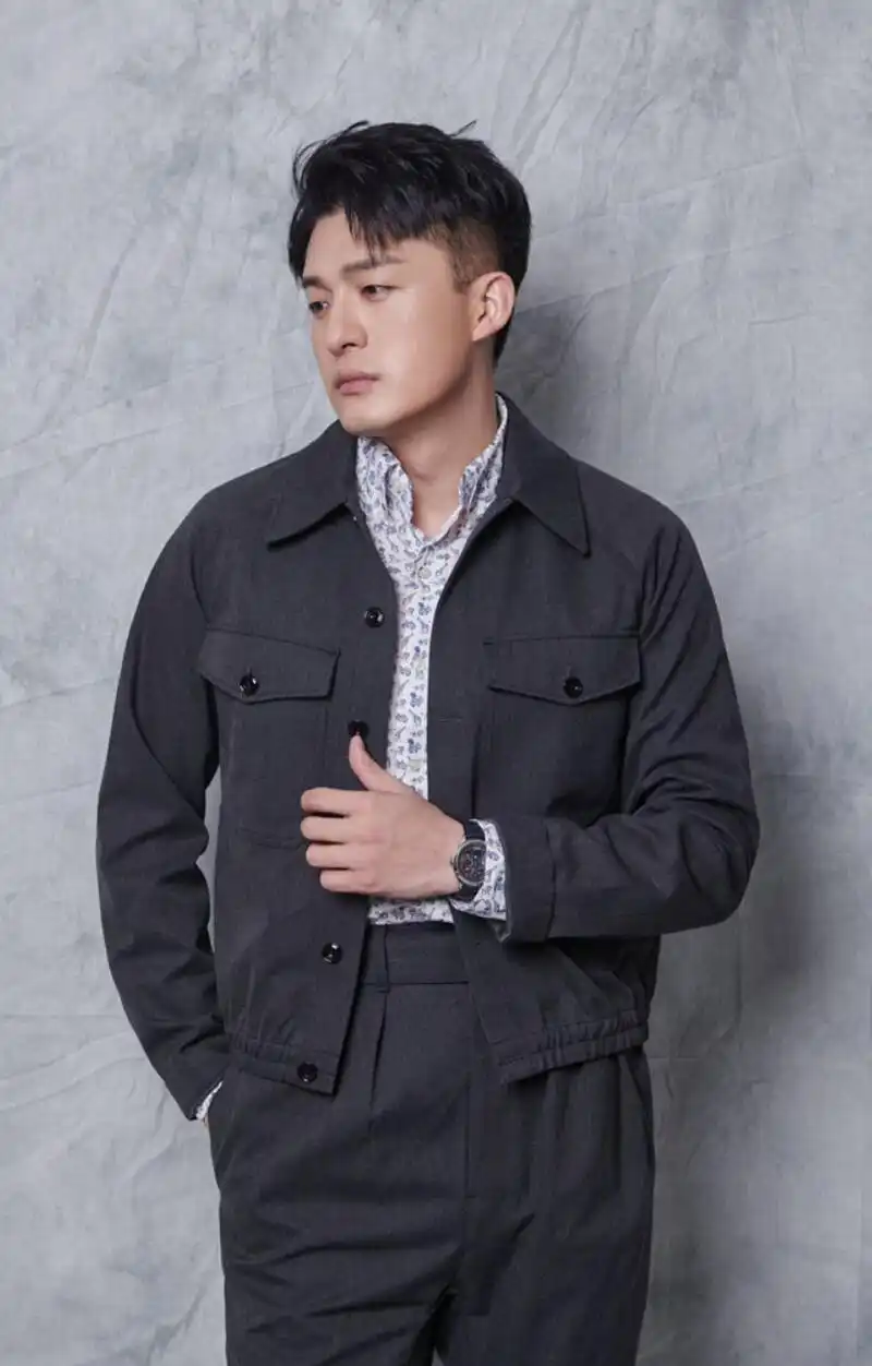 孙艺洲生日写真曝光,休闲西装搭配印花衬衫一展绅士风范