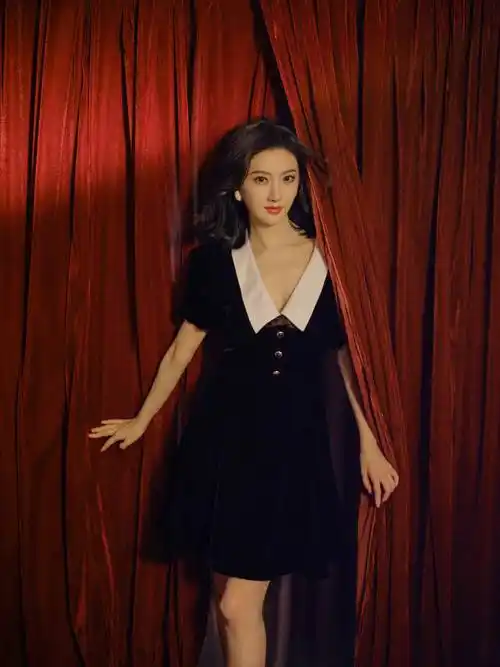 景甜丝绒连衣裙