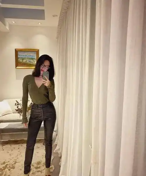 杨采钰"偷穿"了汤唯的阔腿裤,可突如其来的好看_毛衣_乔欣_色彩