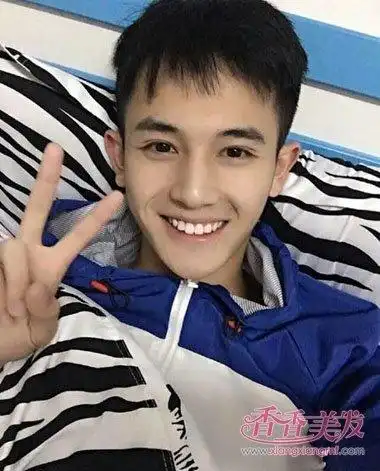 初中男生应留什么发型 初中生男生发型(3)