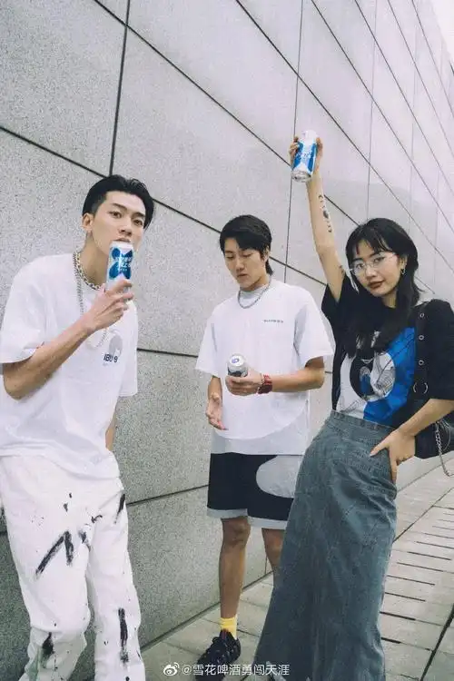 蓝色风暴快闪炫酷的布景以及沉浸式的体验都完美契合了年轻人的审美