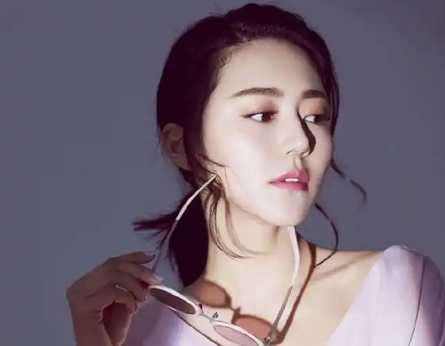 杨幂旗下小花黄梦莹恋情曝光,与小鲜肉男友共度春宵!