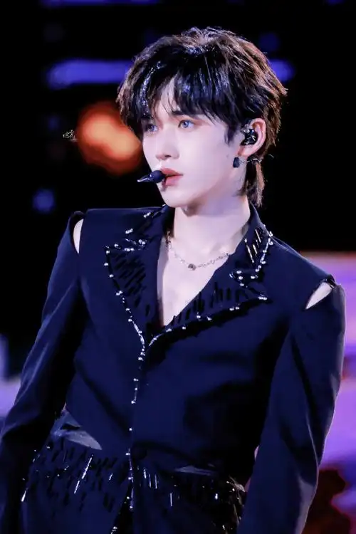 宋亚轩楼间楼演唱会##时代少年团楼间楼演唱会##宋亚轩蓝色烟熏妆