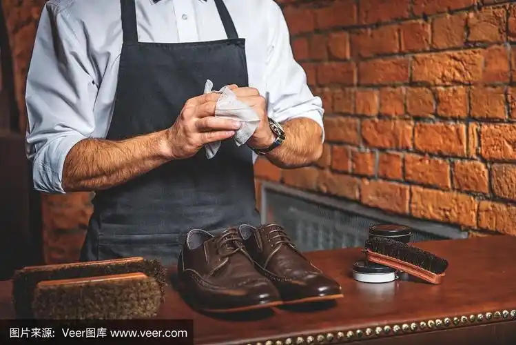 工匠擦靴子后要擦手
