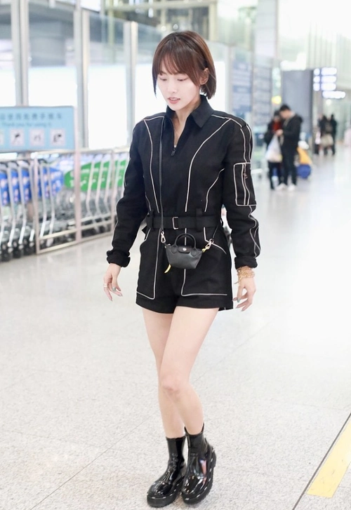 张嘉倪把工装穿出两种气质,连体裤潇洒帅气,夹克穿得还挺乖巧_腾讯