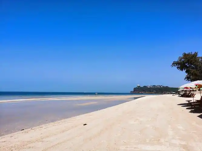 石螺口海滩位于涠洲岛西部海岸这里海水清澈海底有许多珊瑚沙滩宽阔厚
