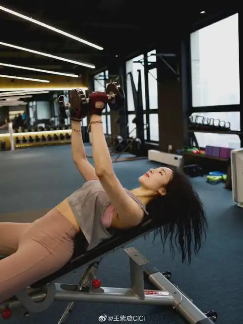 王紫璇晒健身日常照