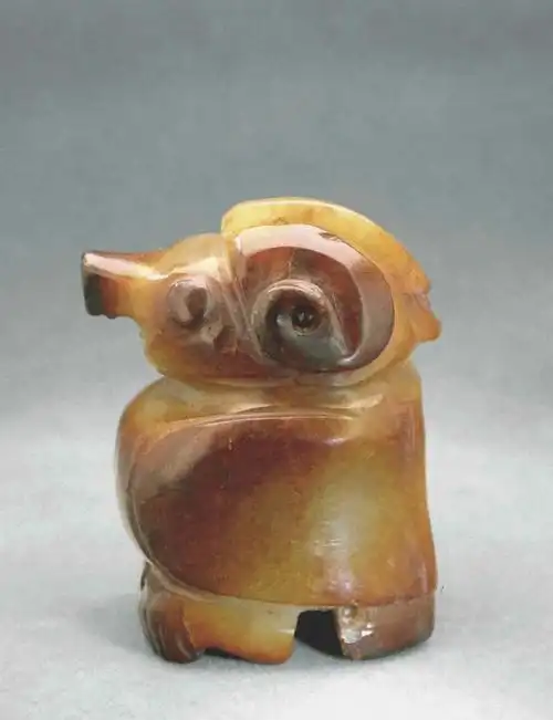 河南三门峡上村岭两周虢国墓葬出土的圆雕玉鸮,这件可能是商代的玉饰.