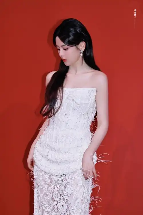 杨超越钉珠蕾丝裙##杨超越上海时装周