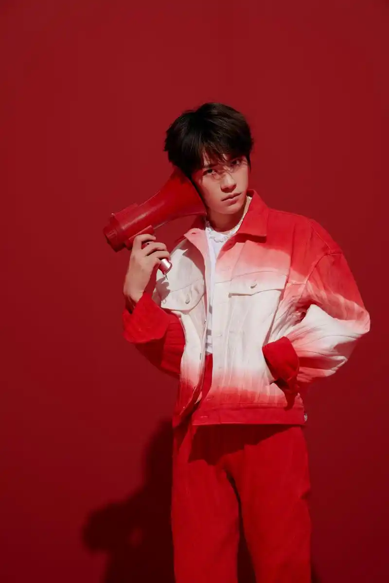 易烊千玺红与白点缀不羁色彩 世间闪光少年当如你