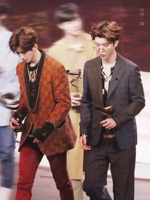 蔡徐坤和范丞丞又秀兄弟情隔着陈立农还要咬耳朵丞坤兄弟服了
