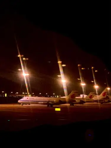 夜幕降临下的首都机场