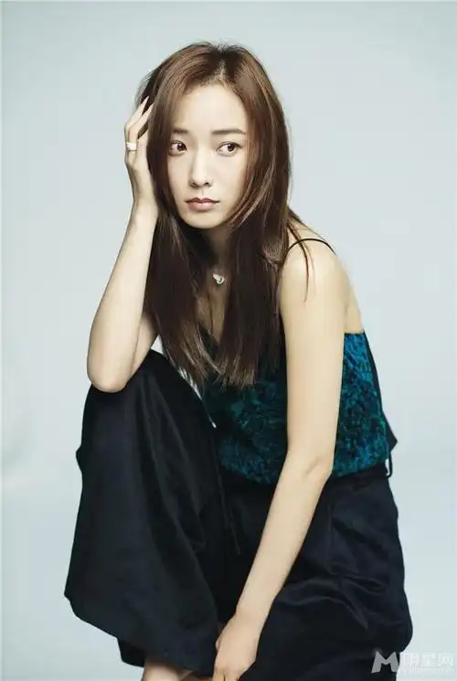 简介:王珞丹薄纱低胸白衣清新文艺登封面,分享一组王珞丹图片给大家