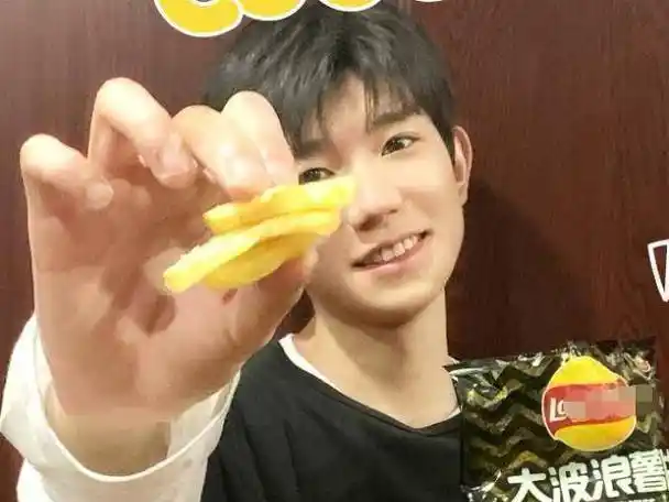 杨紫接力王源吃薯片,穿宽松t恤白到发光,手臂肉嘟嘟很真实_品牌_工作
