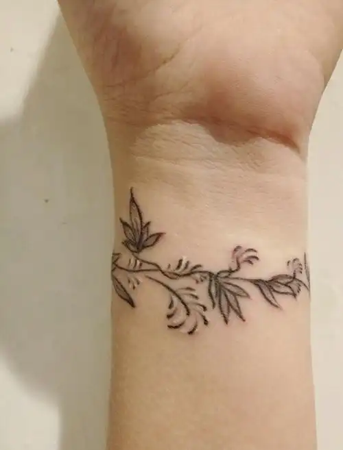 手腕上的小清新水墨花朵纹身图案