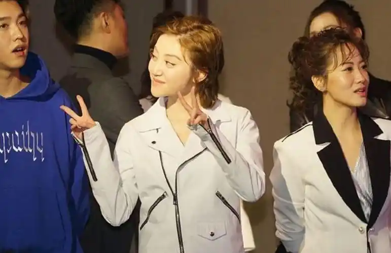 两人曾在车内"激吻",如今张继科拿私密照抵债,让景甜怎么想?