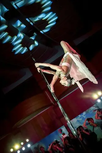 舞国家队成员 ★中国婚礼钢管舞发起人 ★山东省首位钢管舞表演艺术家