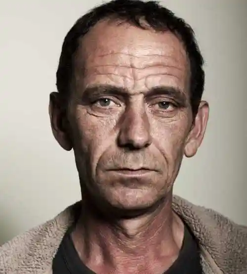 黑色背景下特写光头秃头男子的详细图像