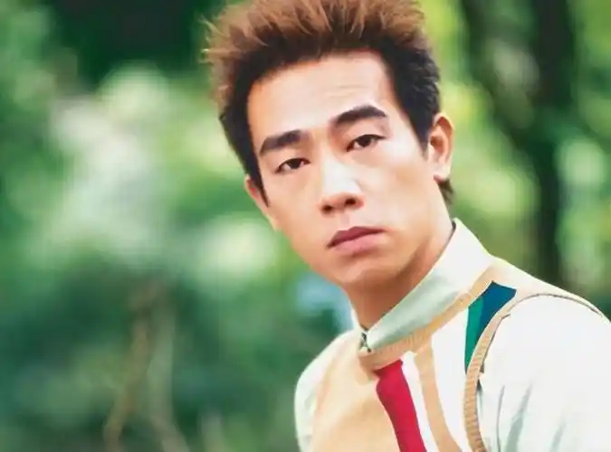 陈小春炫耀赚第一桶金在广东老家修祖屋,网友:有钱回老家盖房是中国人